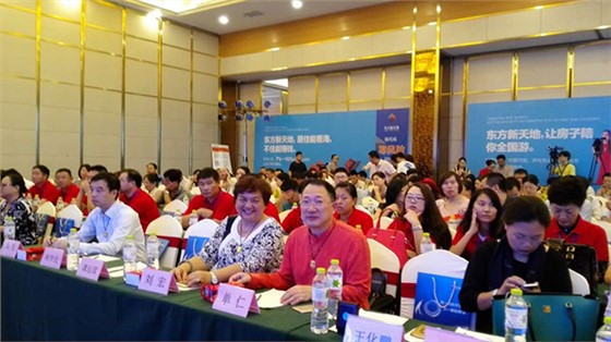 單仁先生、劉宏女士、陳飛會(huì)長(zhǎng)（第一排右二右三右四）等出席